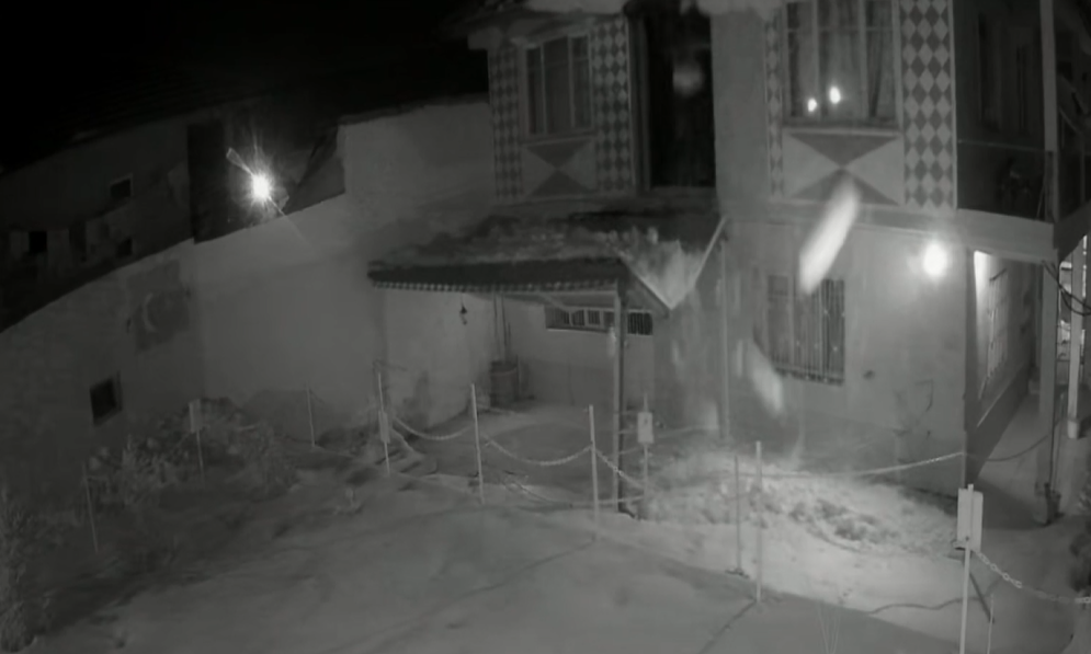 Sivas’ta Çatı Çöktü, O Anlar Kamerada