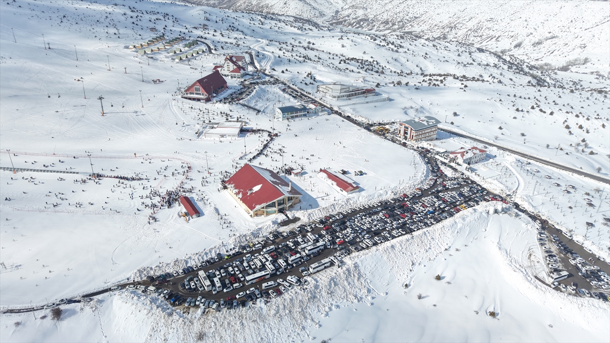 Sivas’ta Yıldız Dağı doldu taştı