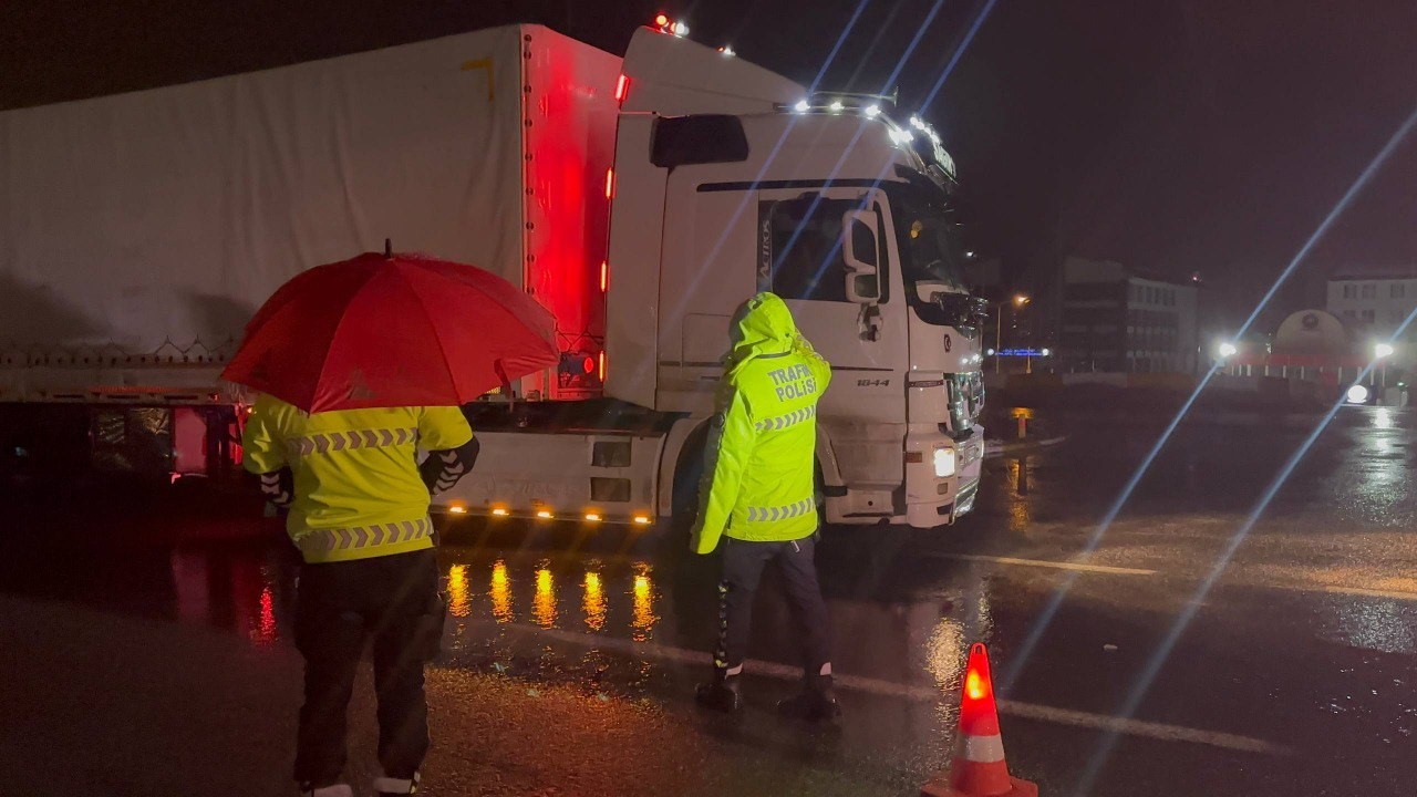 Sivas’a Giden Yolda Ulaşım Durdu