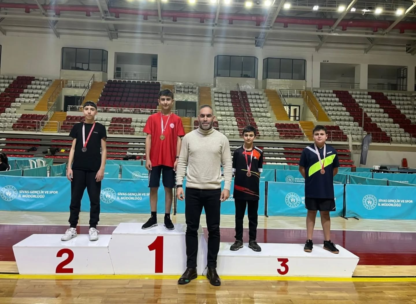 Sivas’ta masa tenisi sporcuları il birinciliği için ter döktü