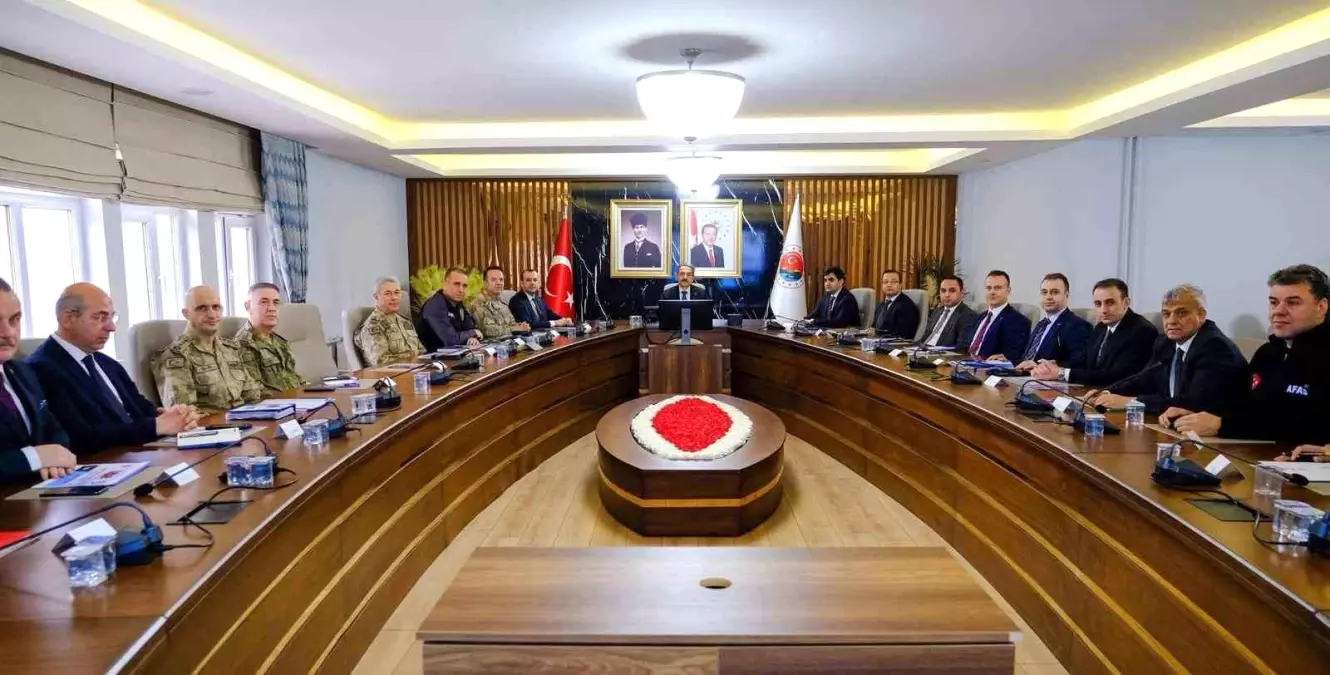 2 suç çetesi çökertildi, 122 hükümlü yakalandı