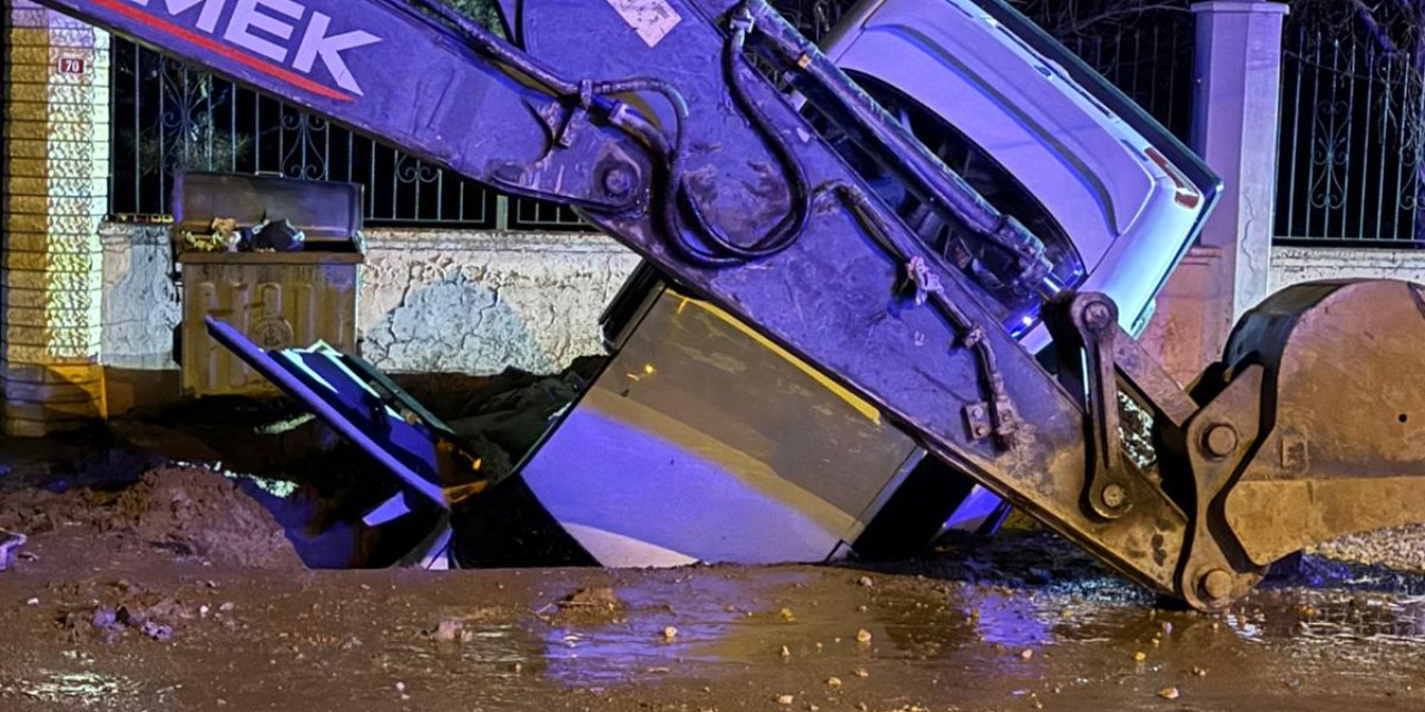 Sivas’ta ilginç kaza, otomobil çukura düştü: 2 yaralı