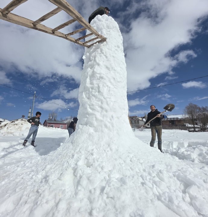 Sivas'ta 8 metrelik dev kardan adam ilgi odağı oldu
