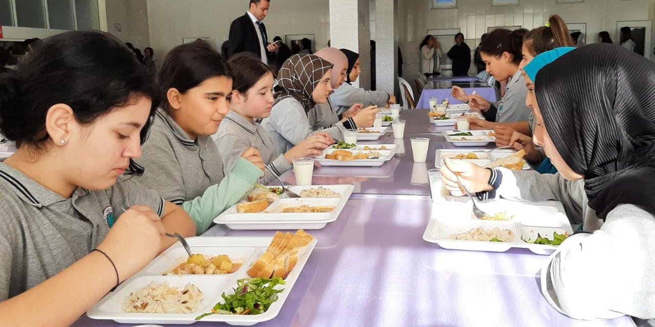 Sivas'ta öğrencilere her gün sıcak öğle yemeği