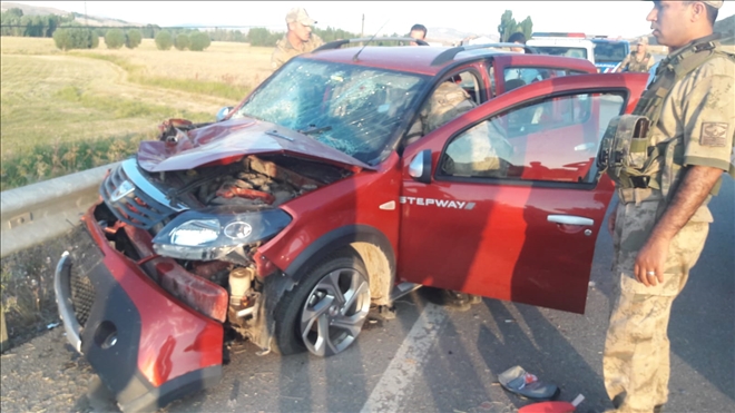 OTOMOBİL TRAKTÖRE ÇARPTI