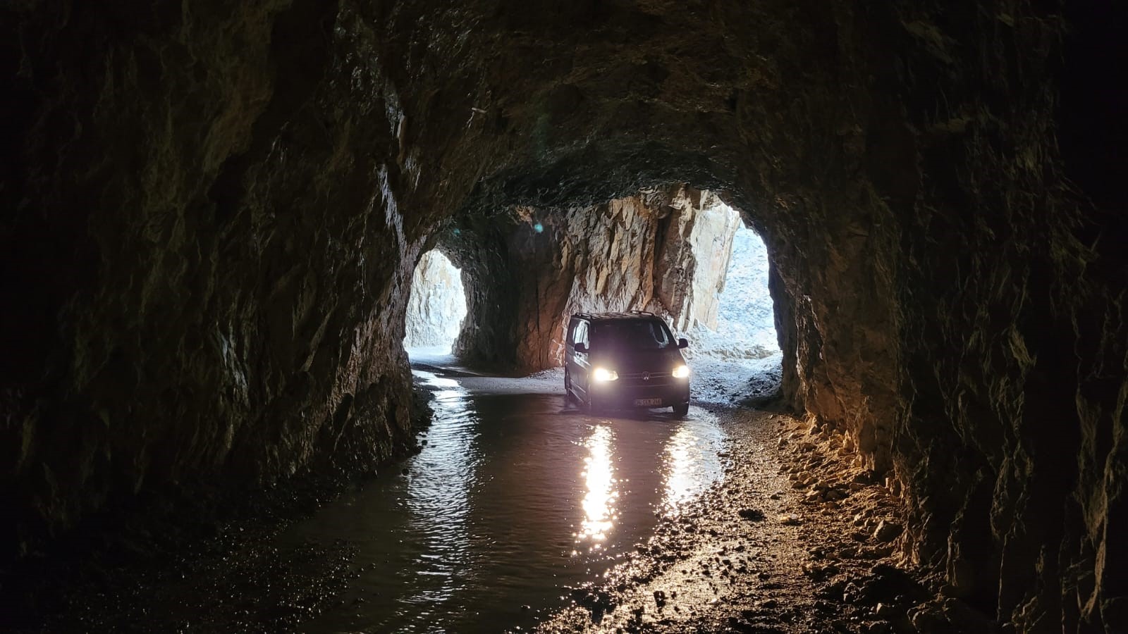 Erzincan'ı Sivas'a bağlayan tünelleri su bastı