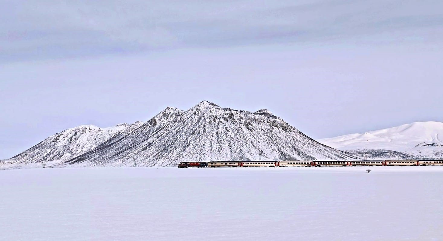 Sivas'tan Tatvan’a: Van Gölü Ekspresi kışın büyülüyor