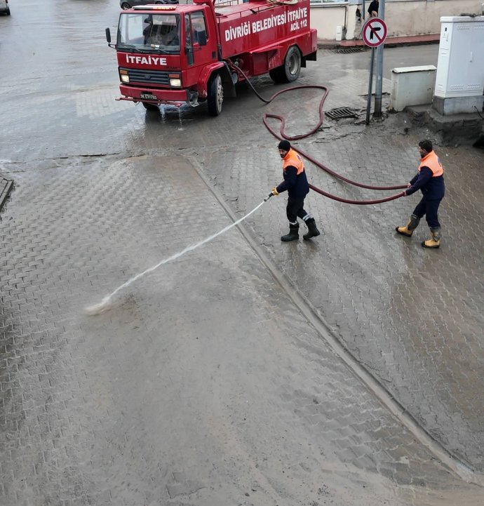 Kar sonrası sokaklar temizleniyor