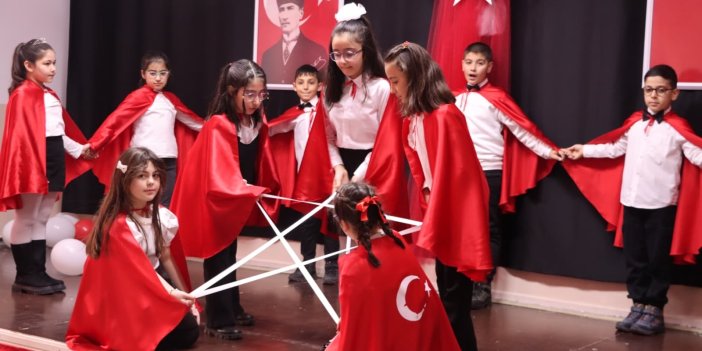 Sivas’ta Öğrenciler Bayrak Sevgilerini Sergiledi