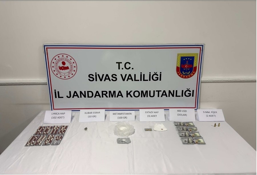 Sivas'ta Uyuşturucu ve Sahte Dolar Ele Geçirildi