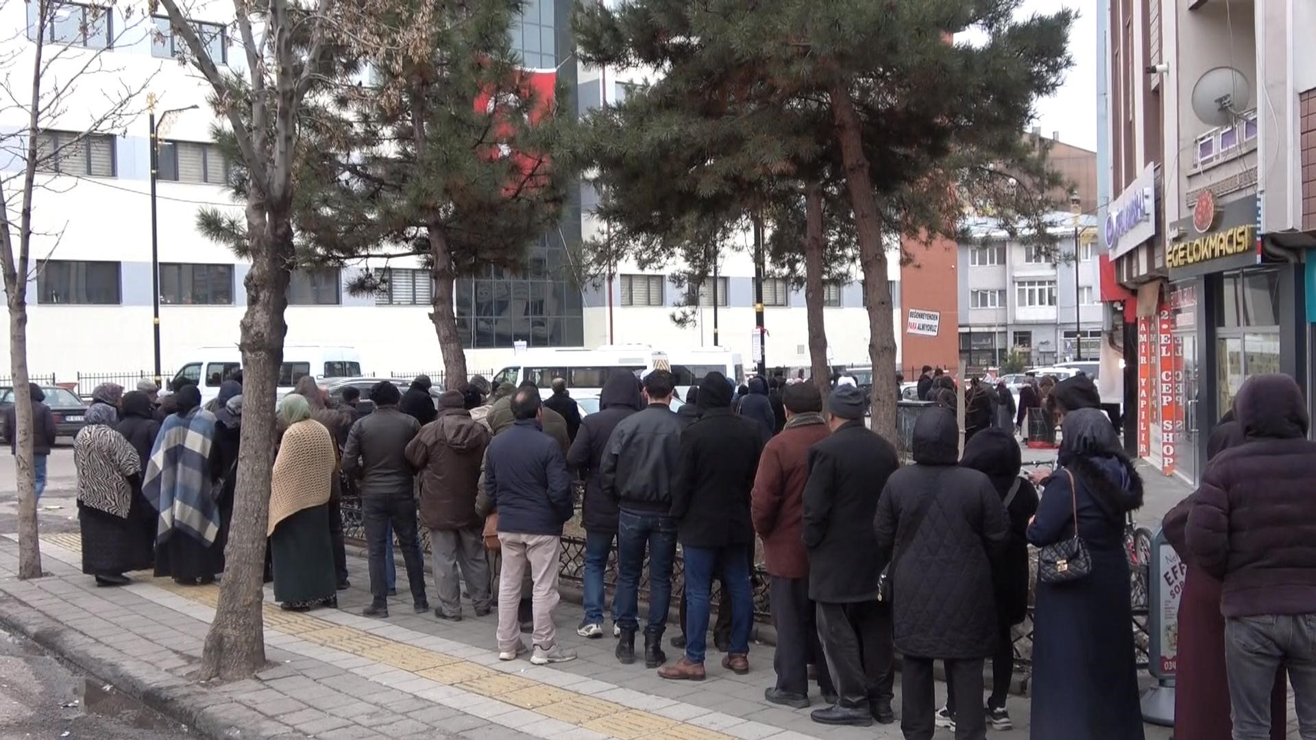 Sivas'taki bu uzun kuyruk bilin  bakalım ne kuyruğu?