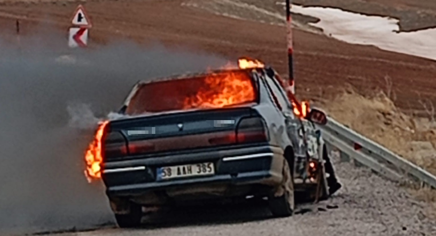 Sivas'ta Araba Bir Anda Cayır Cayır Yandı