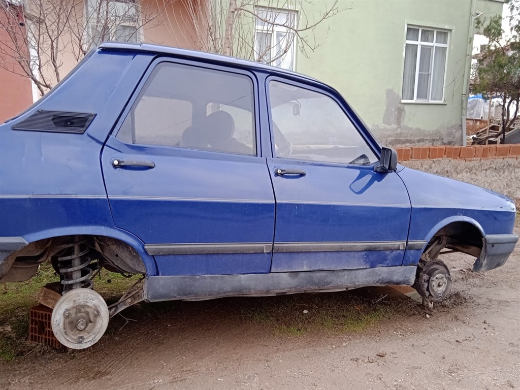 Pes dedirten hırsızlık! Gece saatlerinde 4 teker birden gitti