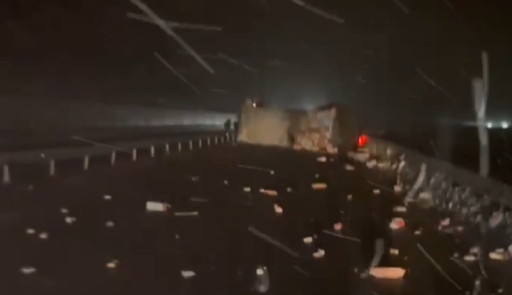 Sivas yolunda TIR kazası, yol kapandı