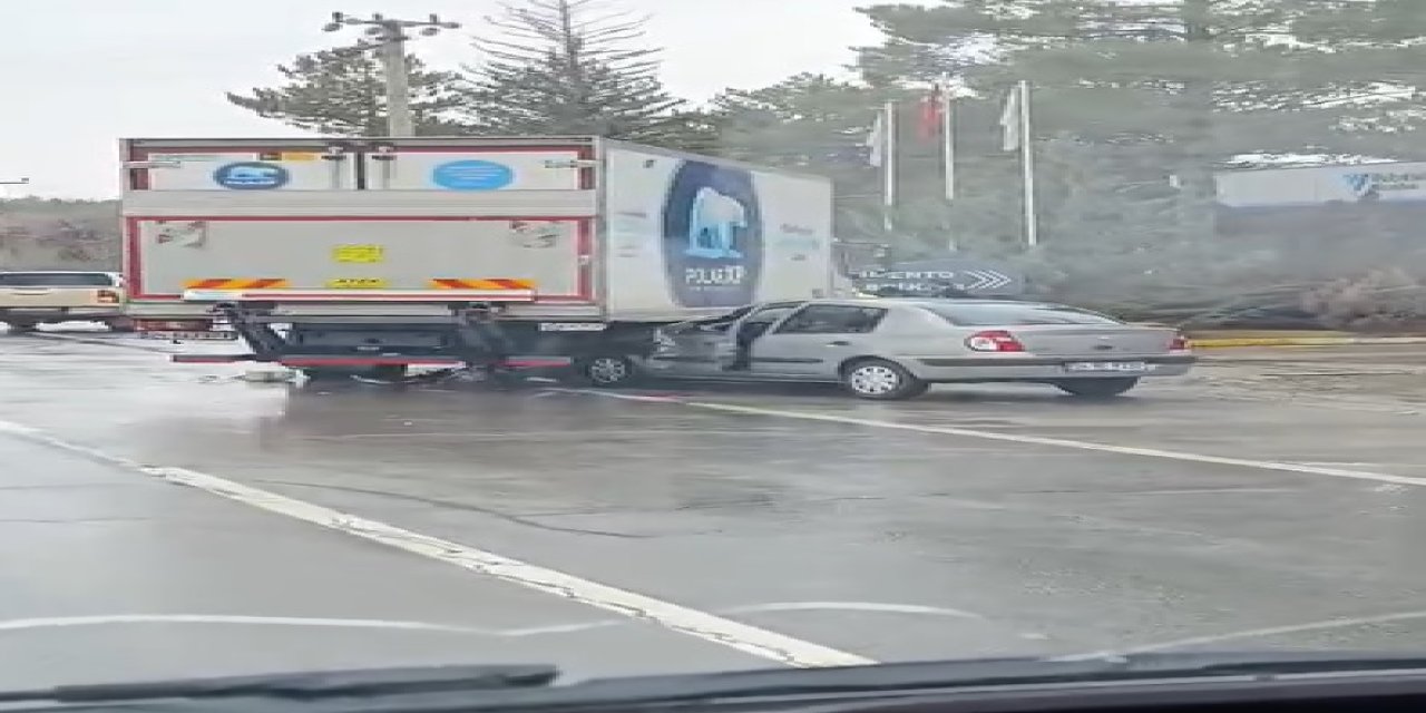 Sivas'ta otomobil kamyonun altına girdi: 5 yaralı