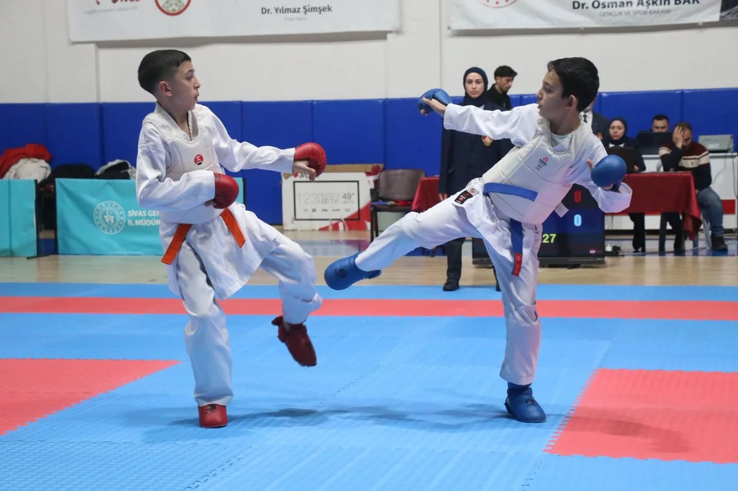 Sivas’ta genç karateciler madalya için yarıştı