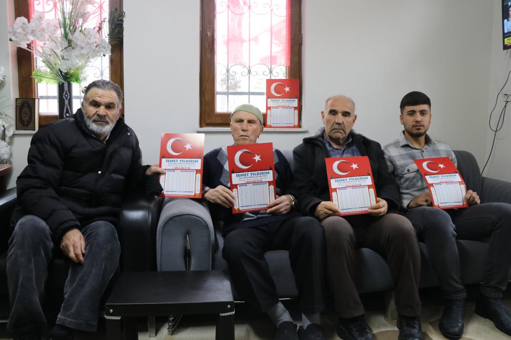 Sivas’ta Türk Bayraklı İmsakiyeler Kapı Kapı Dağıtılıyor