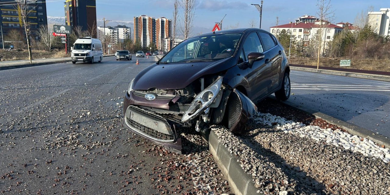 Sivas'ta buzlanma kazalara yol açtı, 10 araç hasar gördü