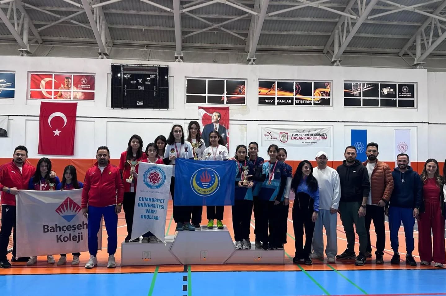 Sivas'ta yıldız kızlar sahada nefes kesti