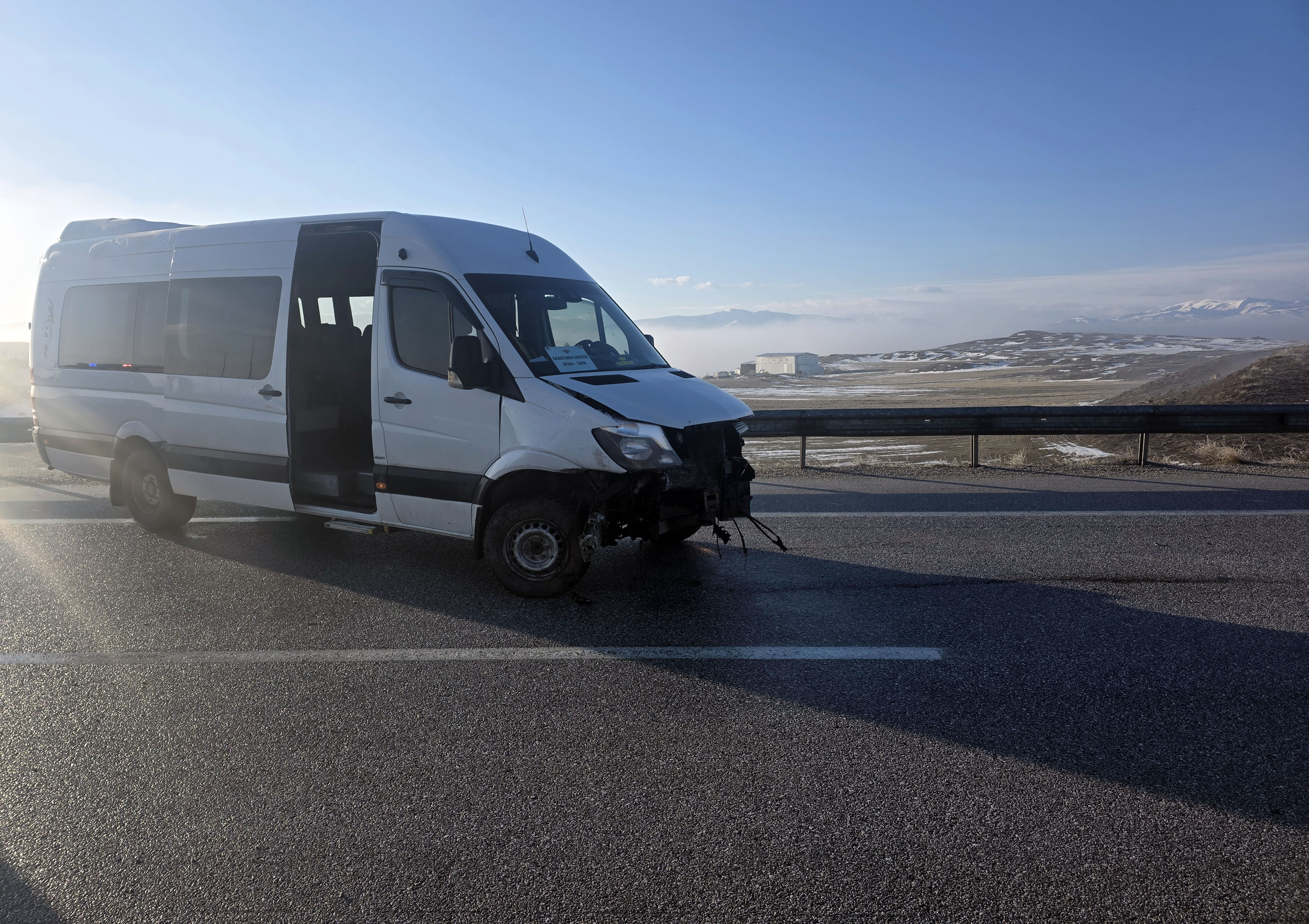 Sivas'ta Öğretmen Servisi Kaza Yaptı: 3 Yaralı