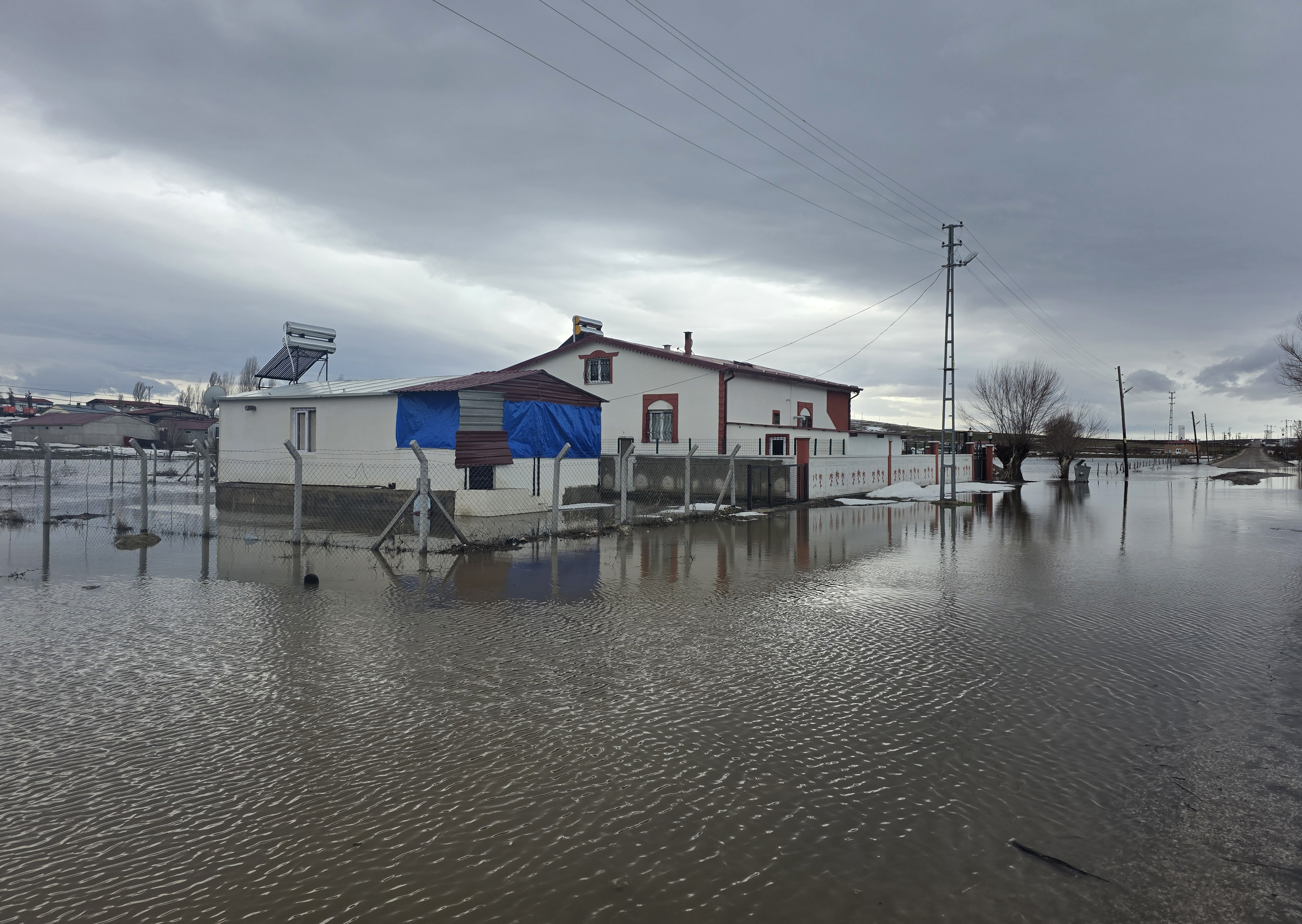 Sivas'ta Mezarlık, Evler ve Yolları Su Bastı