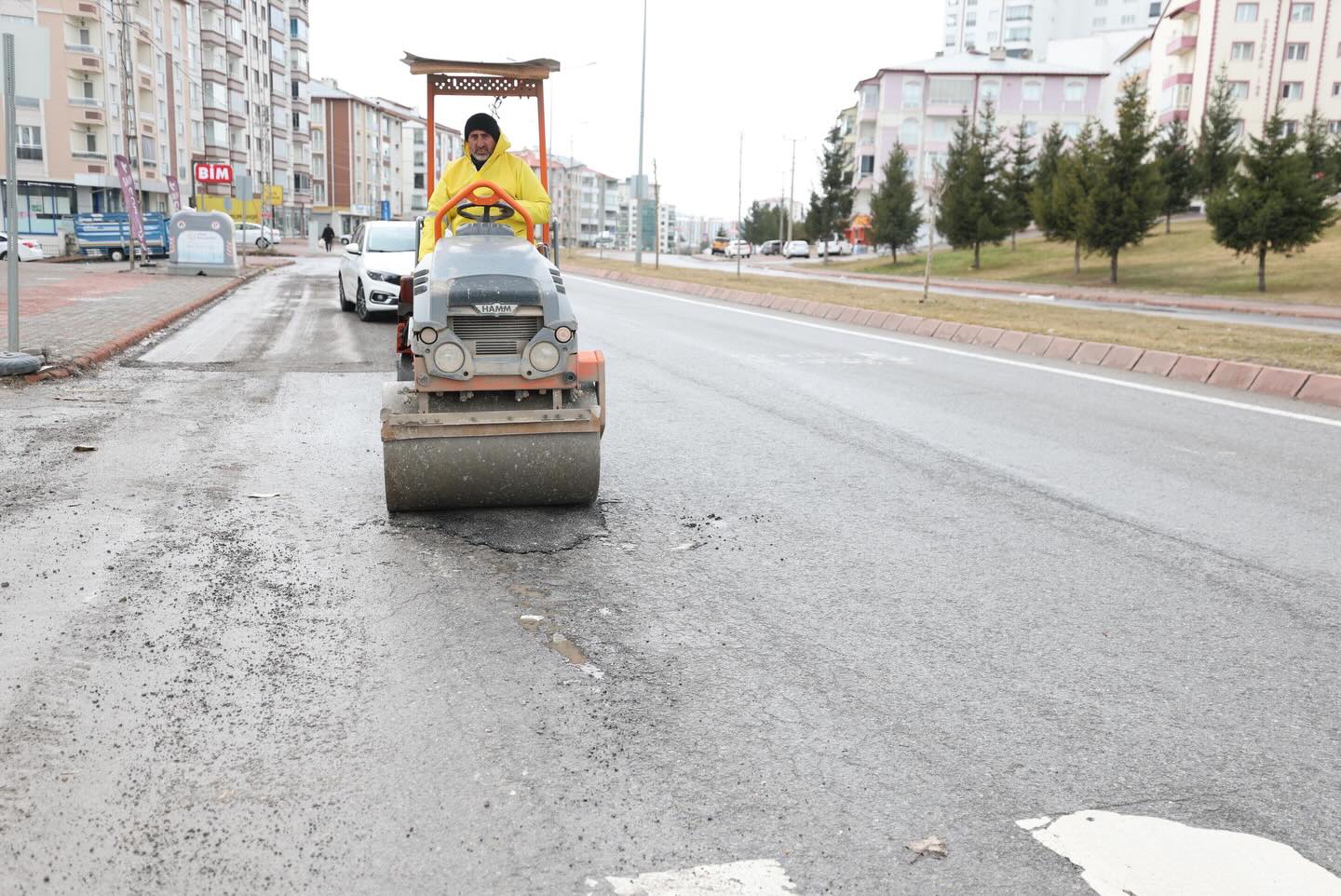Sivas’ta kışın yıprattığı yollara hızlı müdahale