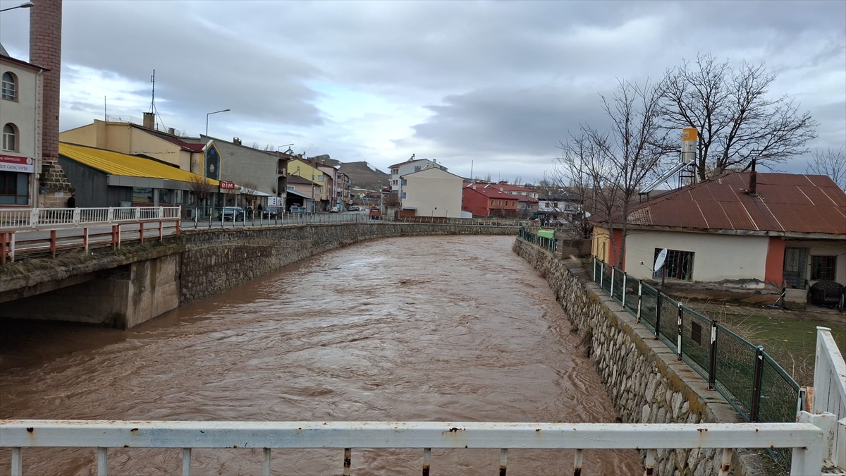 Sivas’ta kar suları ırmak seviyesini yükseltti