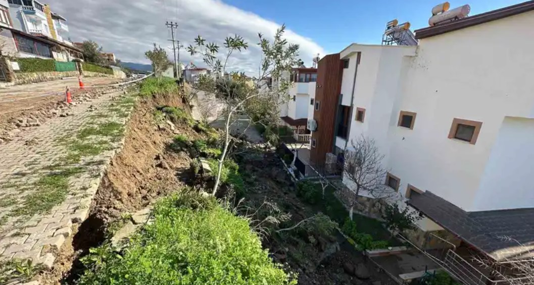 Sağanak nedeniyle sitenin istinat duvarı çöktü