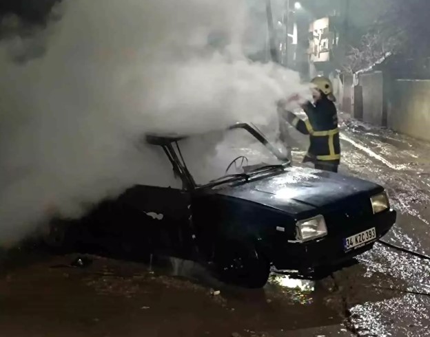 Park halindeki otomobil alev aldı