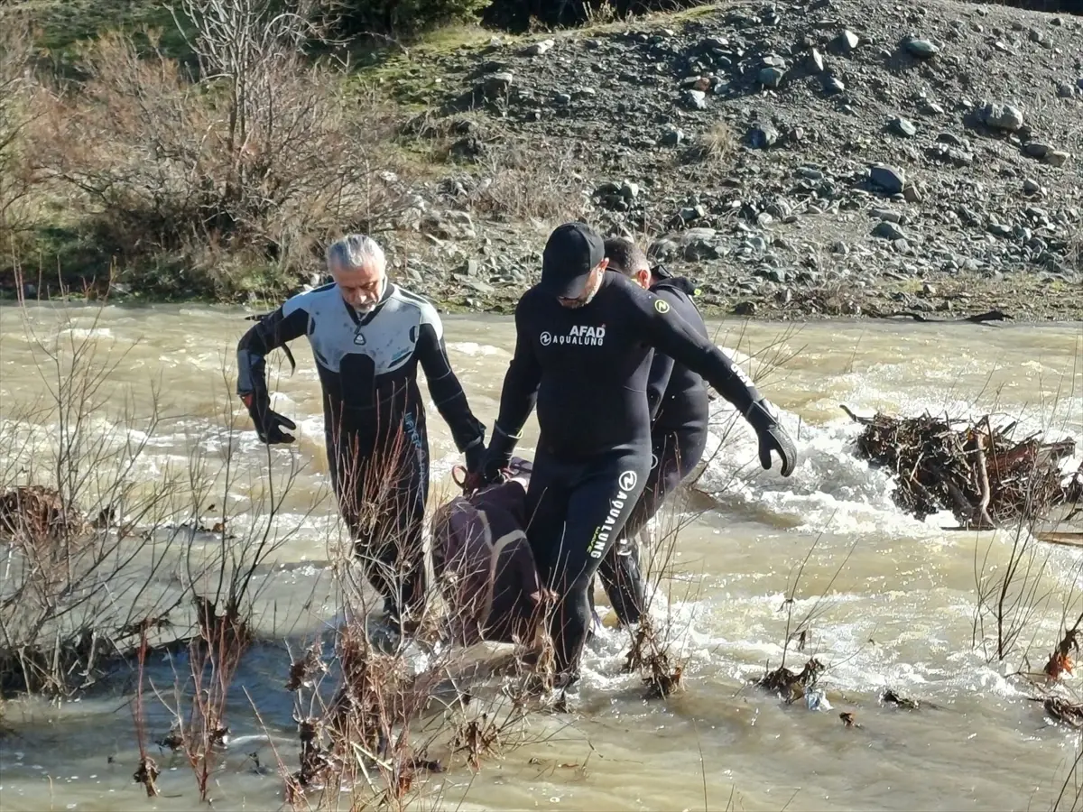 Kayıp olarak aranan kadının cesedi dere yatağında bulundu