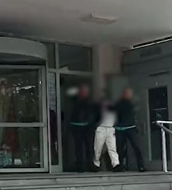 Eşini defalarca bıçaklayıp, sonra babasını aramış