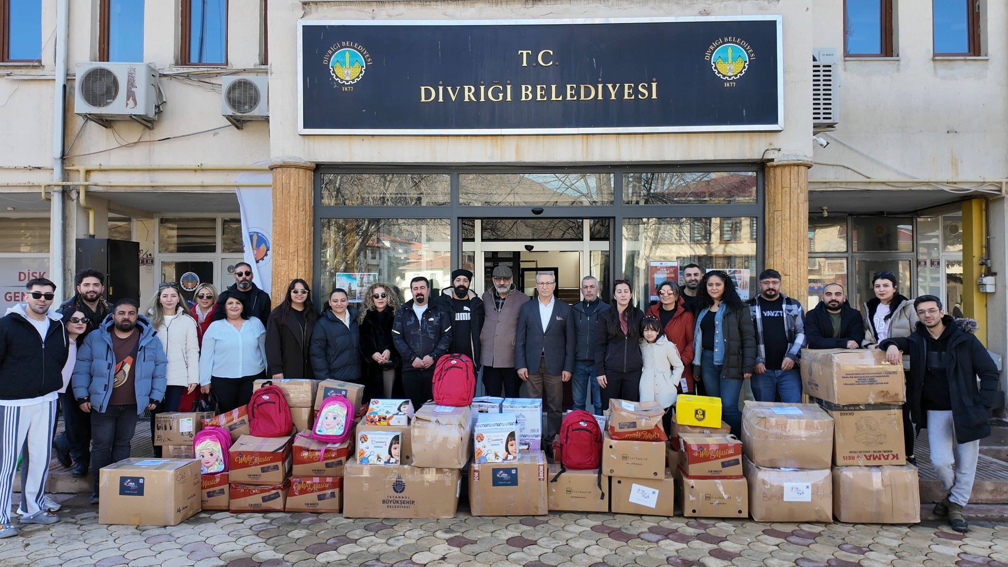 Sivas'ta çocuklara bot, mont ve eğitim desteği