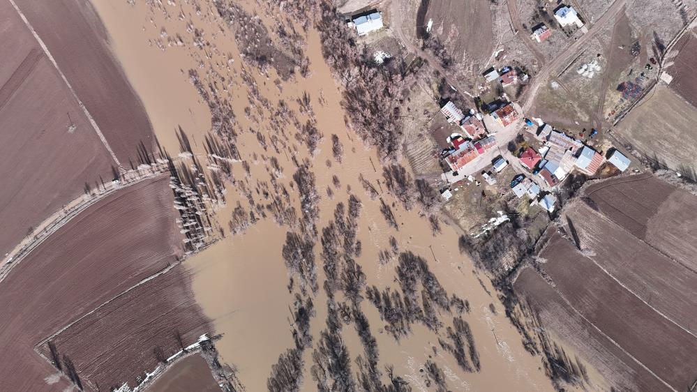 Sivas’ta eriyen karlar köy ulaşımını felç etti