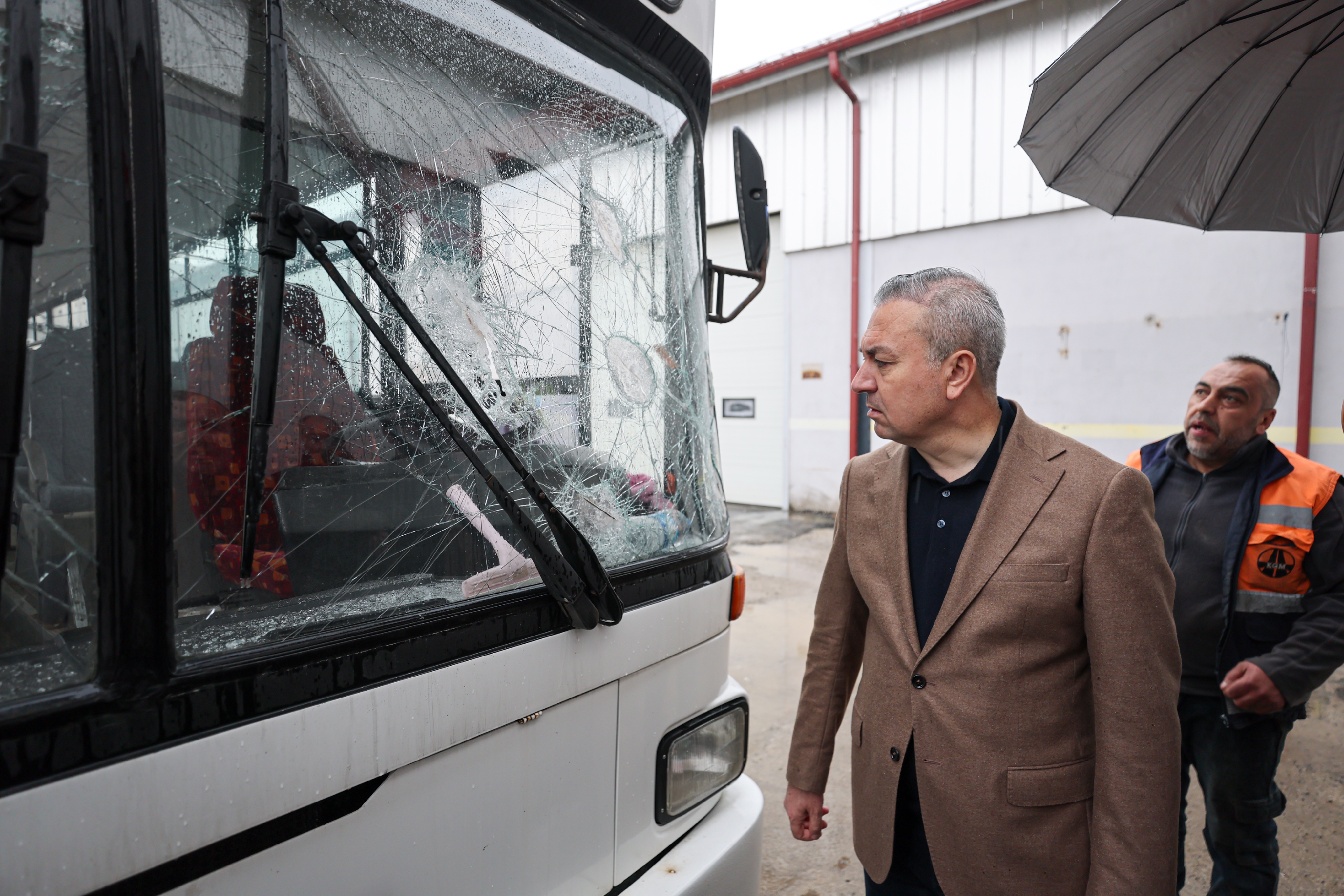 Sivas Belediyesinin servis aracına saldırı