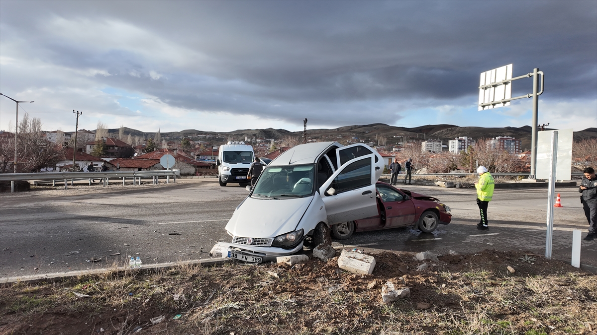 Sivas’ta çarpışan iki otomobilde 3 kişi yaralandı