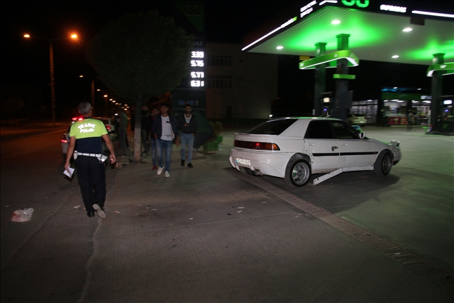 ŞARKIŞLA´DA MOTOSİKLETLE OTOMOBİL ÇARPIŞTI: 2 YARALI