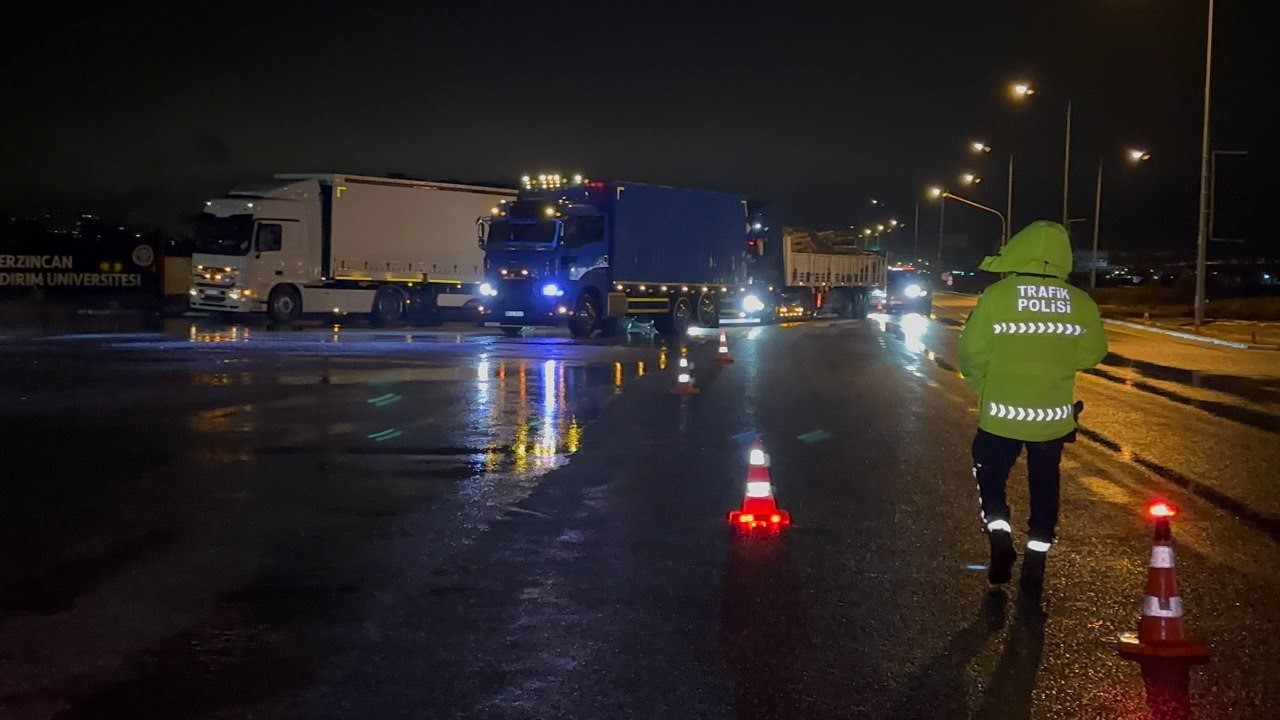 Sivas yolunda kar nedeniyle uzun kuyruklar oluştu