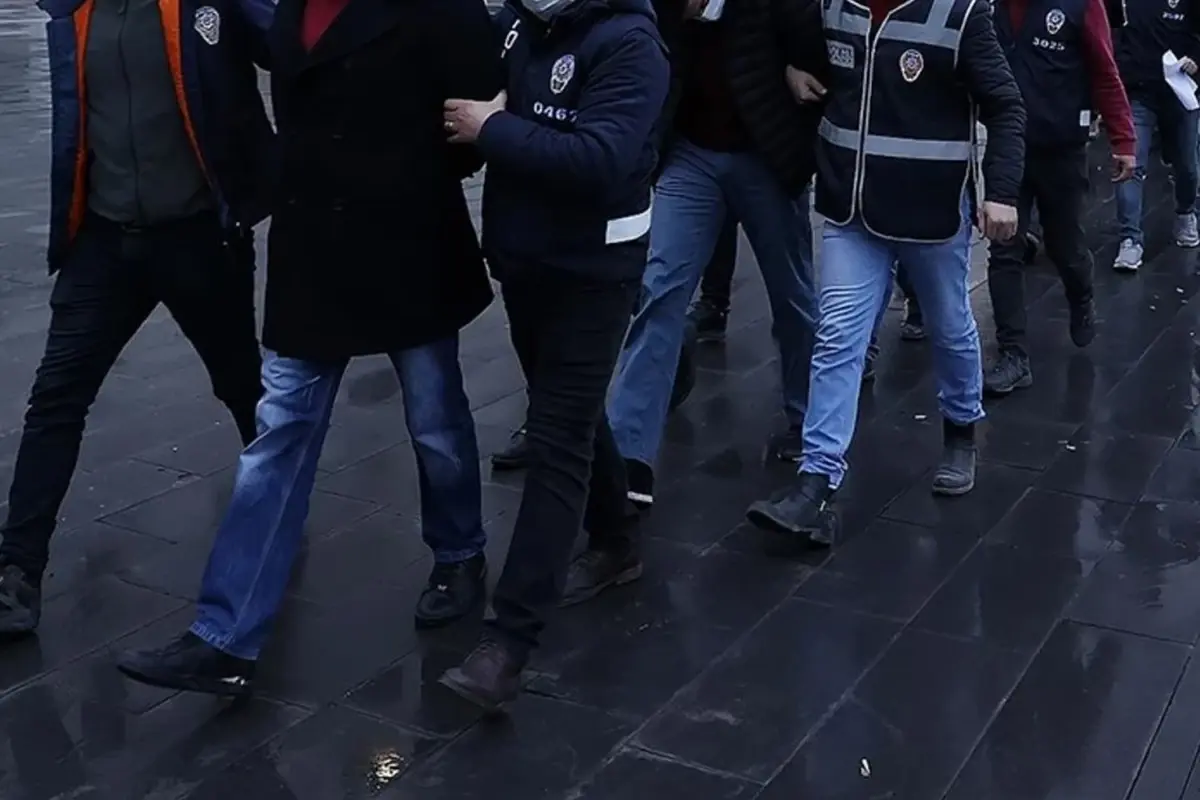 9 polis dahil 17 şüpheliye gözaltı
