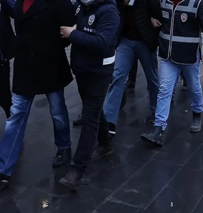 9 polis dahil 17 şüpheliye gözaltı