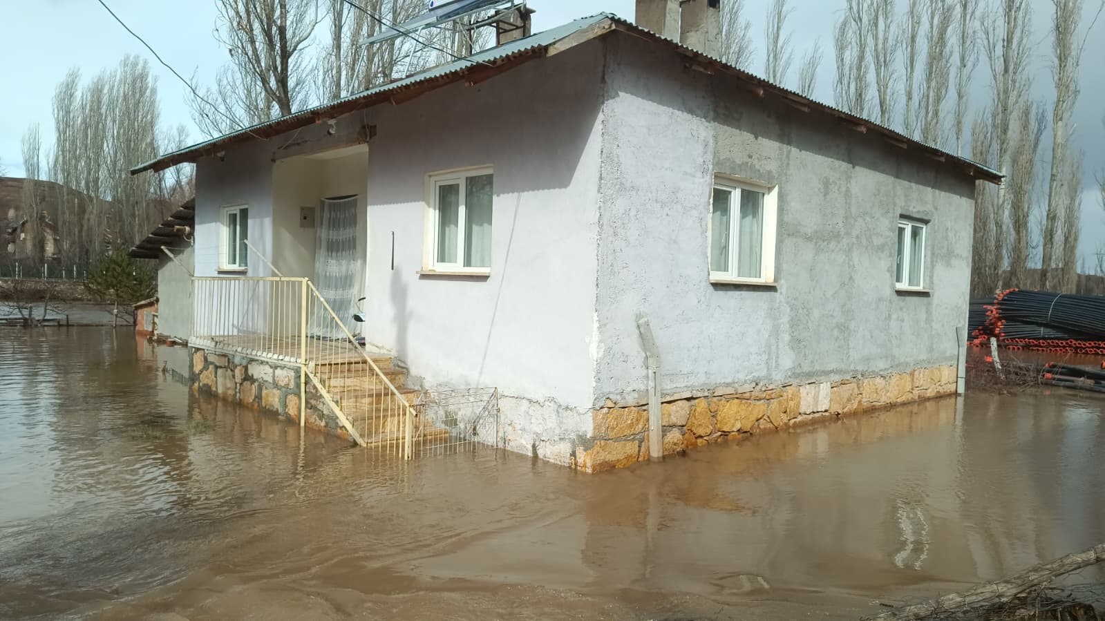 Sivas’ta Kar Suları Taşkına Dönüştü