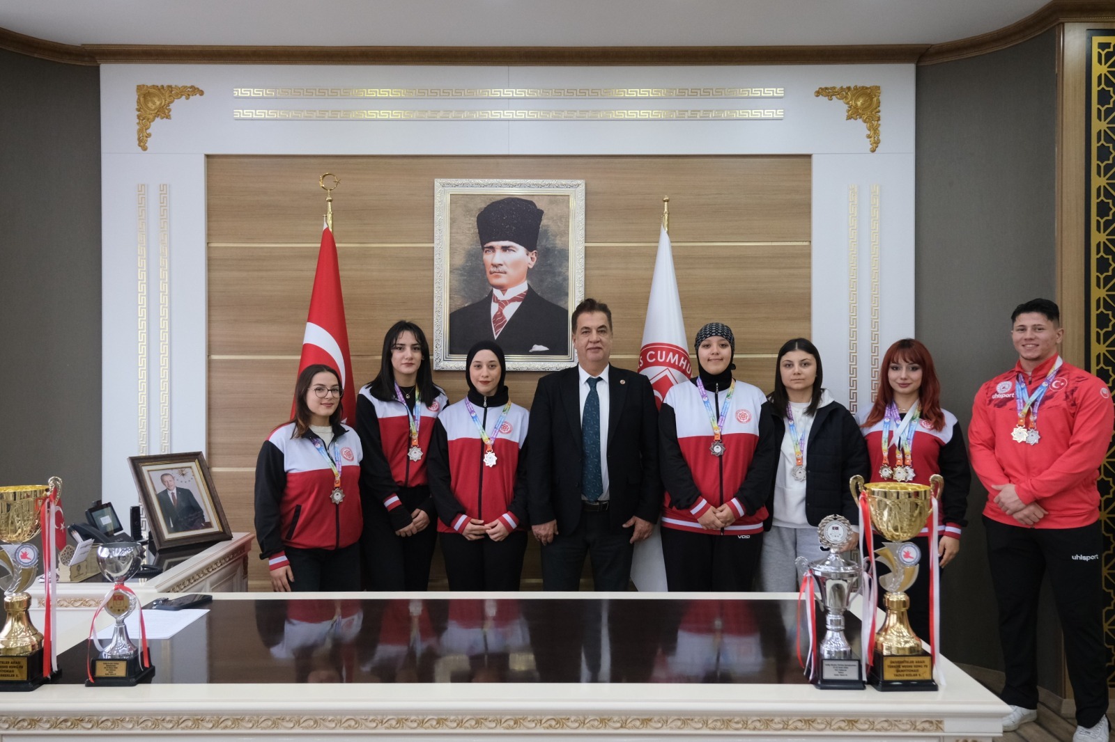 Rektör Şengönül’den madalyalı sporculara kutlama