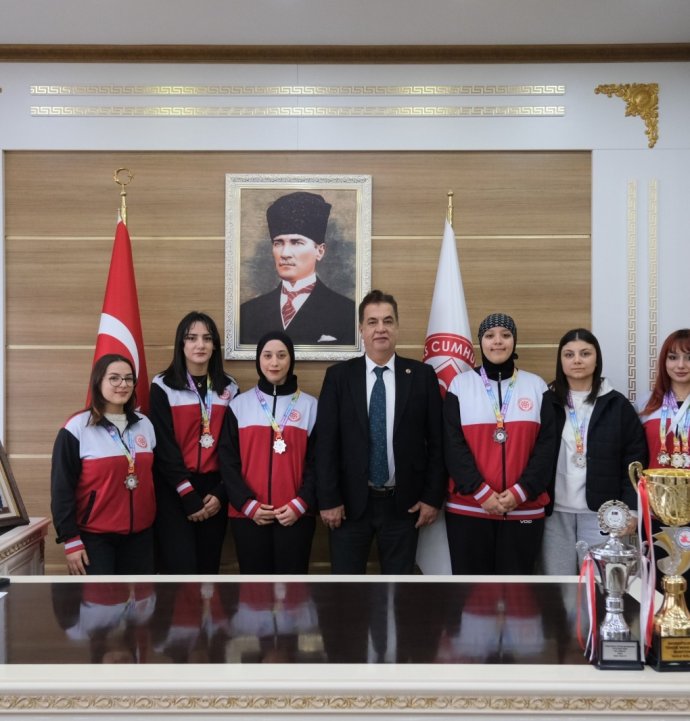 Rektör Şengönül’den madalyalı sporculara kutlama