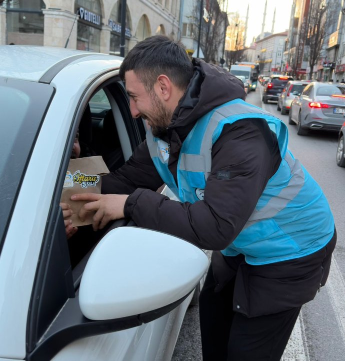 Sivas AK Gençlikten “İftara 5 Kala” kumanya etkinliği