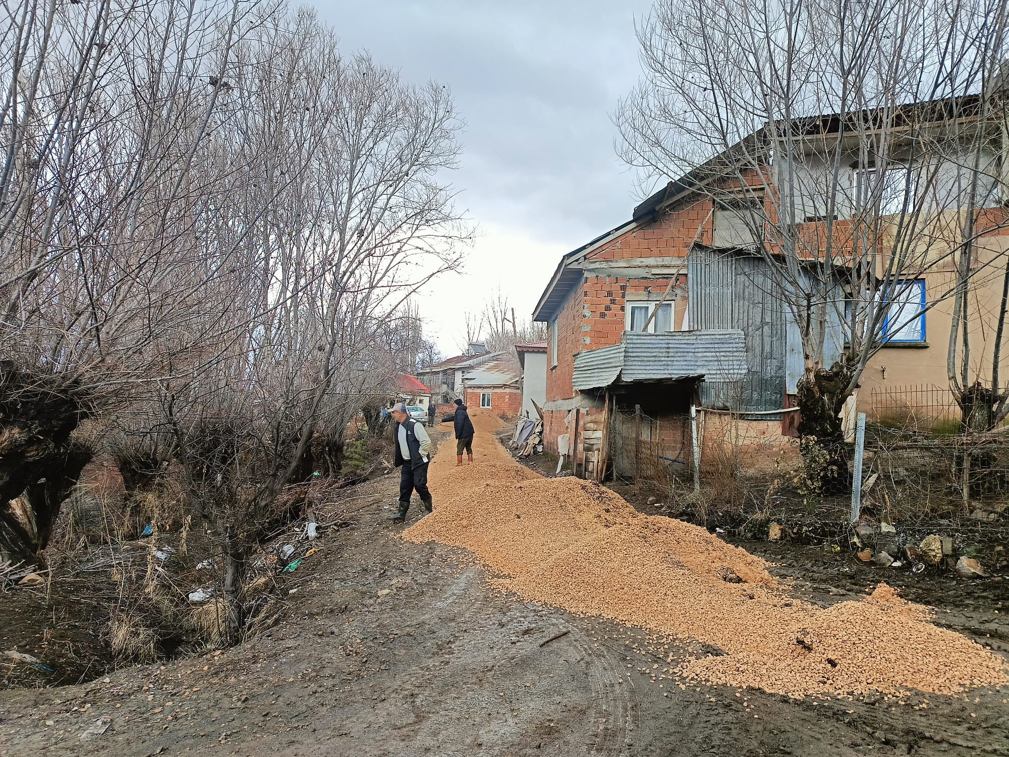 Sivas'ta köy yollarına kumlama ve onarım çalışması