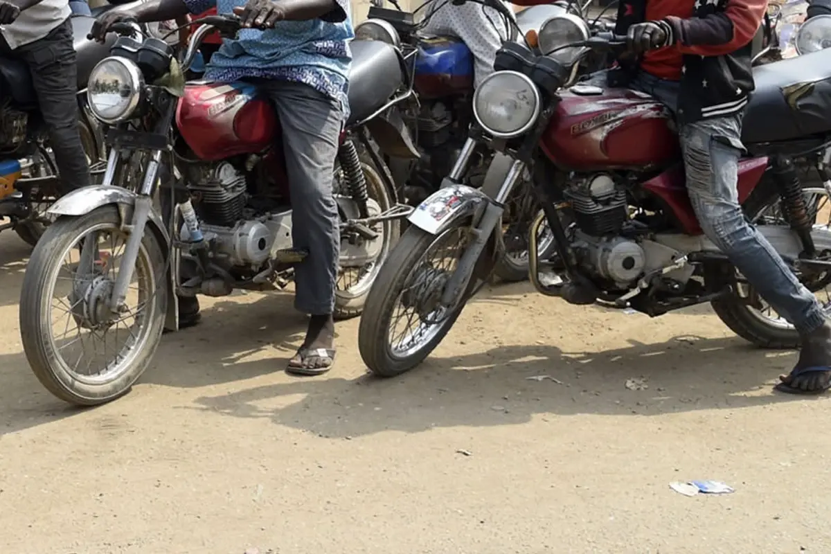 Motosikletlerle bastıkları köyde onlarca kişiyi katlettiler