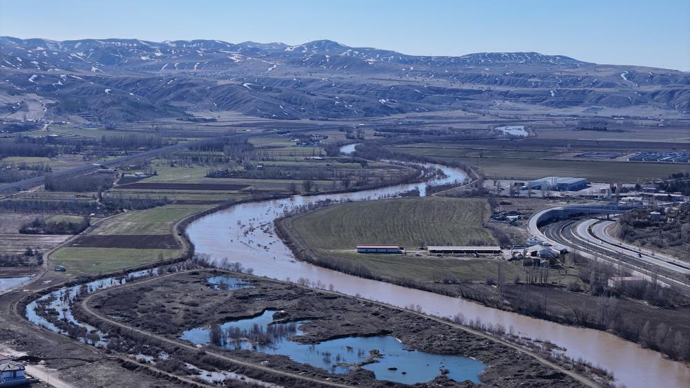 Sivas’ta kar suları bereket getirdi, dereler taştı
