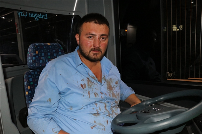 YOLCU İLE OTOBÜS ŞOFÖRÜNÜN KAVGASI KAMERALARA YANSIDI