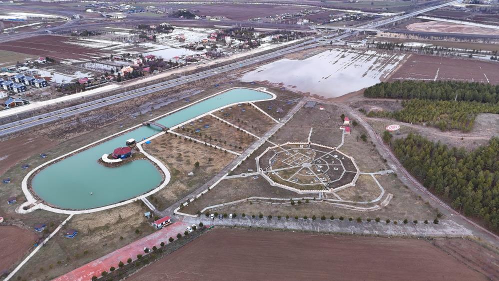 Sivas'ta kar suları ikiz gölet yarattı