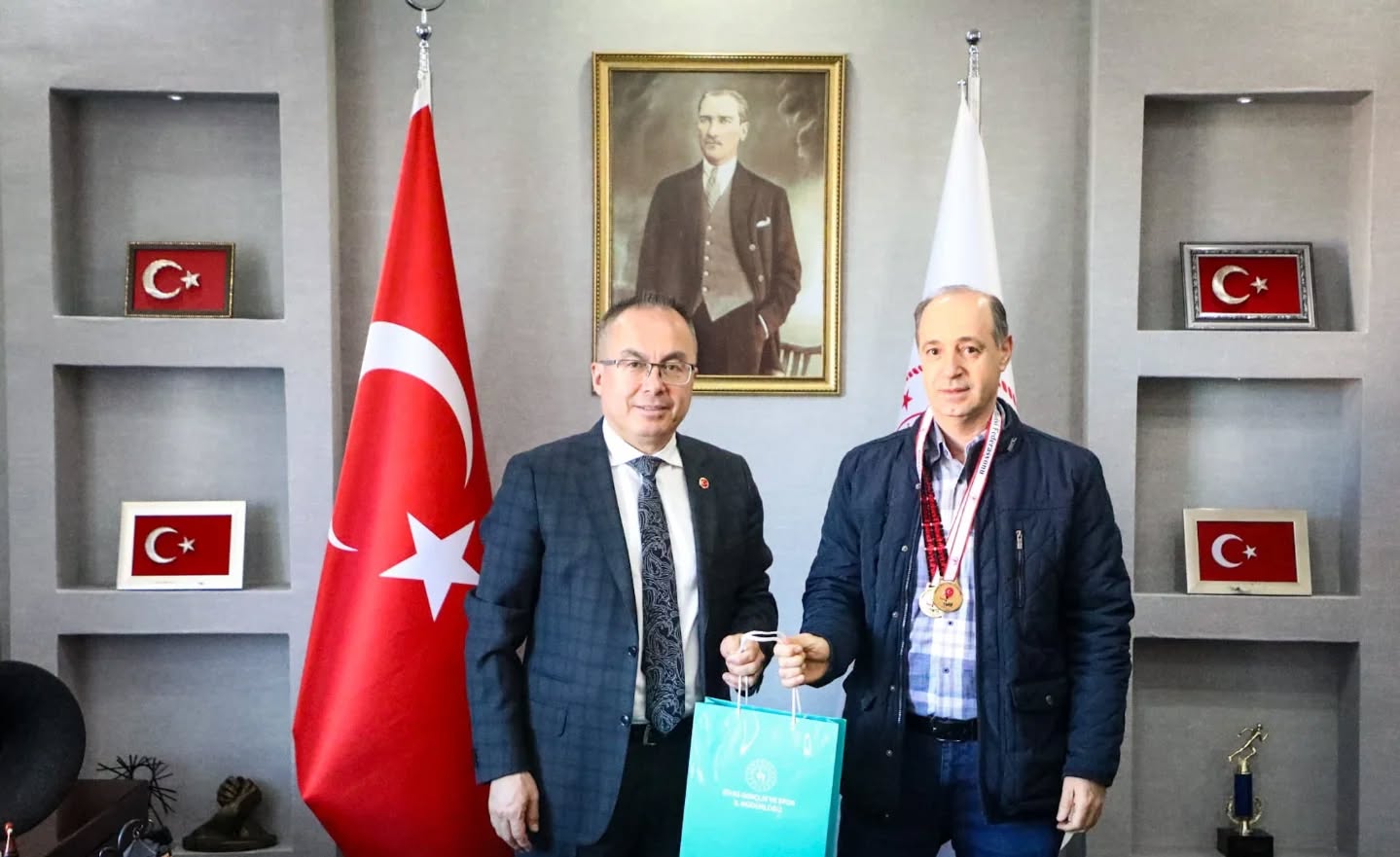 Sivaslı şampiyon sporcuya il müdüründen kutlama