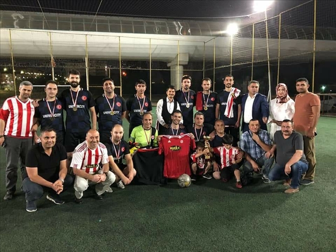 İLK KUPADA ZAFERİN ADI ÜNİVERCİTY